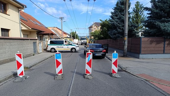 Na Trnávke sa vyvalila na cestu voda, spôsobila aj dopravné obmedzenia