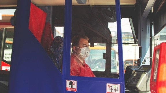 Do prímestských autobusov bude možné opäť nastúpiť prednými dverami