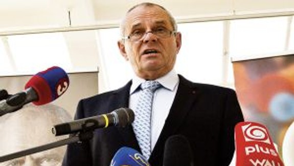 Kratochvílová kandidatúru stiahla, podporí Milana Kňažka