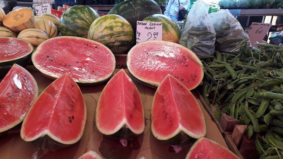 FOTO: V ponuke trhovníkov sú už melóny aj jahody a sú o čosi lacnejšie než vlani...