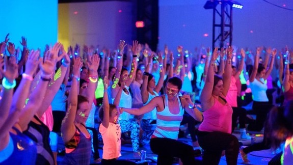 Joga netradične: Príďte si ju zacvičiť v žiari neónových reflektorov