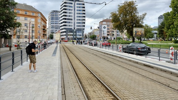 Premávku električiek a trolejbusov 49 a 64 je na Račianskom mýte prerušili