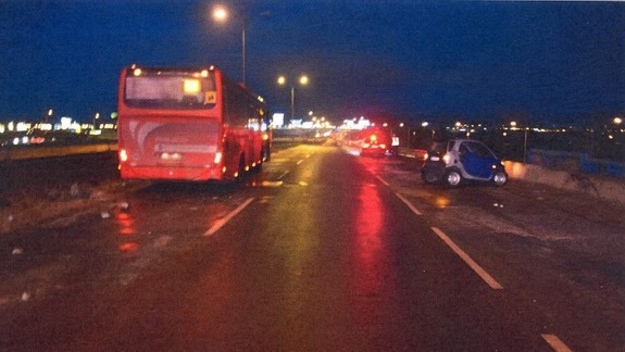 Polícia hľadá svedkov dopravnej nehody, pri ktorej sa zrazil "smartík" s diaľkovým autobusom