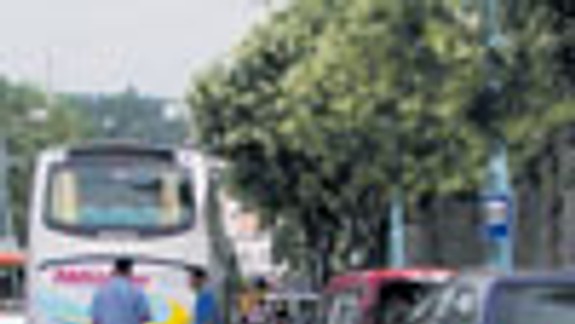 Autá blokujú miesta vyhradené autobusom