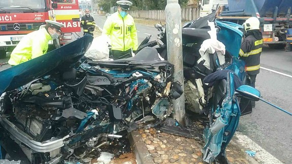 FOTO a VIDEO: Hrozivá nehoda na Prístavnej, vodič rozčesol auto o stĺp verejného osvetlenia