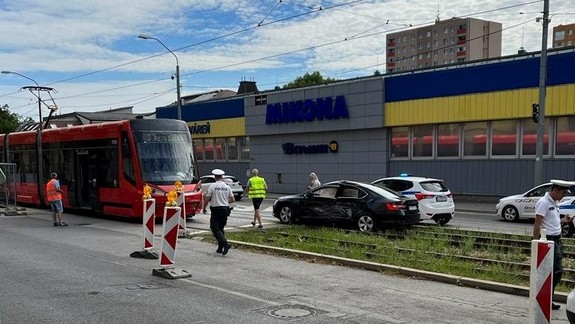 Dopravu na Račianskej skomplikovala zrážka električky a auta
