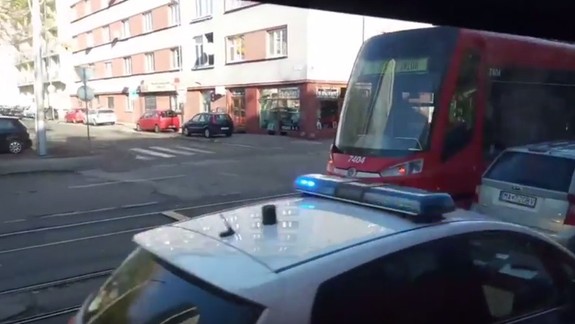 VIDEO: Na Vajnorskej narazila električka č. 4 do osobného automobilu, ktorý jej nedal prednosť