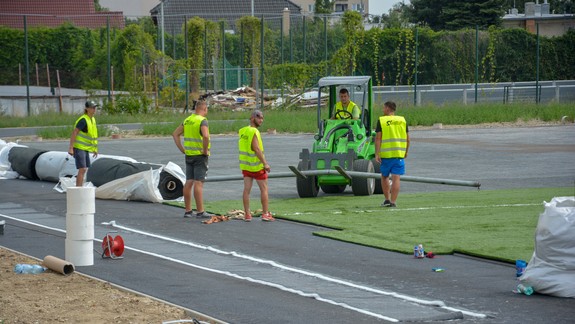 FOTO: V Rači obnovujú športový areál, okrem ihriska vybudujú aj tartanovú dráhu