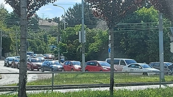 Vodiči sa v piatok ráno zdržia na viacerých úsekoch