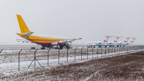 Poľadovica neobmedzila prevádzku letiska ani  železničnú dopravu
