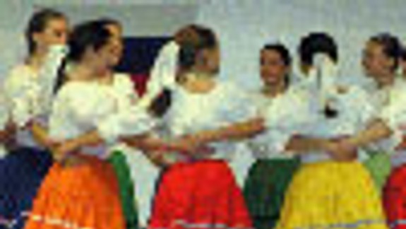 Centrum mesta ožije hudbou a pestrými krojmi