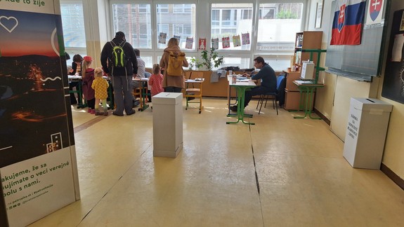 Prezidentské  voľby: V Petržalke sa odvolaný člen komisie vyhrážal, že si prinesie zbraň