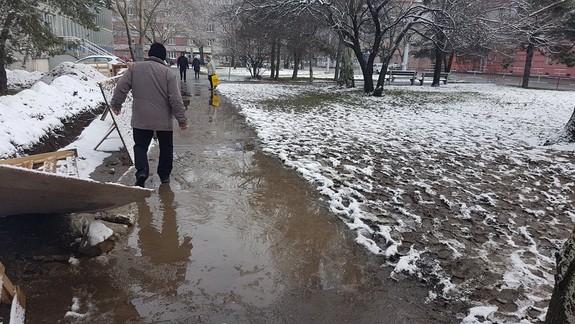 FOTO: Kto je zodpovedný za stav chodníkov v okolí podchodu na Trnavskom mýte počas jeho rekonštrukcie?