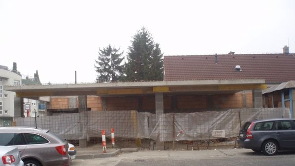 Na Kaštieľskej ulici vyrástla čierna stavba