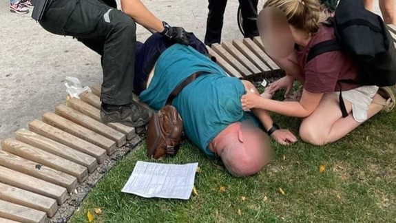 Bojoval o život: Pred autobusovou stanicou upadol starší muž do bezvedomia