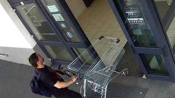 FOTO: Polícia hľadá tohto muža v súvislosti s krvavým incidentom v hypermarkete na Saratovskej ulici