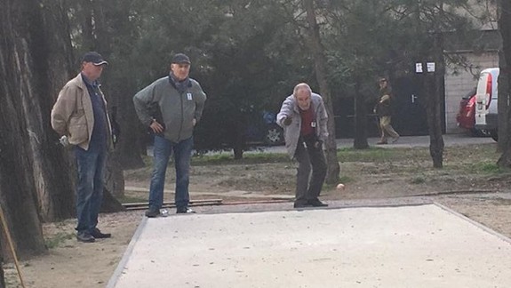 Ružinovčania si majú kde zahrať petang – postavili im ihrisko na Rumančekovej