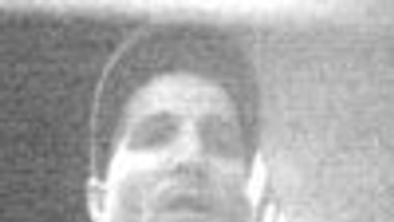 Hľadaný muž vyberal peniaze na kradnutú kartu