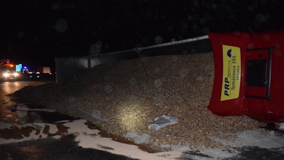 FOTO Nehoda: Za Blatným sa zrazil kamión s dvoma dodávkami