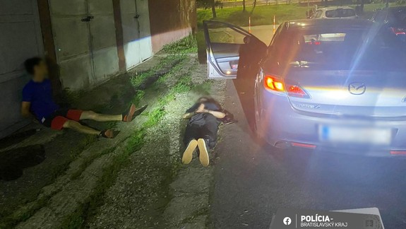 Skončil v cele: Nadrogovaný vodič v Ružinove napadol policajtov