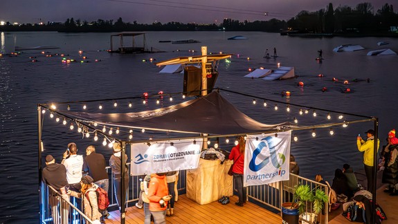 Zažite krásnu hru svetiel na hladine Zlatých pieskov: Opäť sa blíži obľúbené lampiónové plávanie