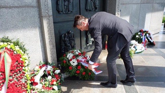 Pripomíname si koniec druhej svetovej vojny. Nesrovnal si uctil padlých vojakov