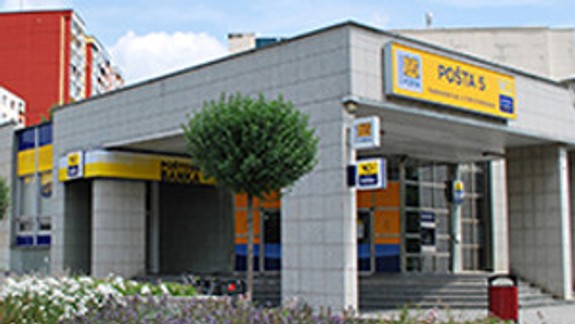 Na pošte v Petržalke sa z listovej obálky vysypal biely prášok
