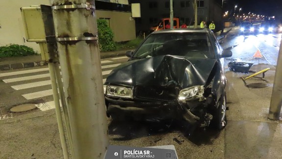 Opitý vodič dostal na križovatke Bojnická - Rožňavská šmyk, narazil do stĺpa