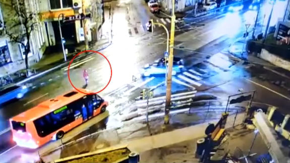 VIDEO: Nerobte to ako táto chodkyňa! Auto ju zrazilo priamo pred kamerou