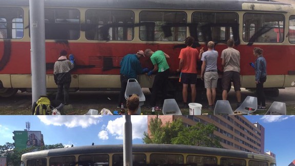 Starú električku pri Tržnici ešte nestihli zrekonštruovať a už im ju niekto postriekal grafitmi