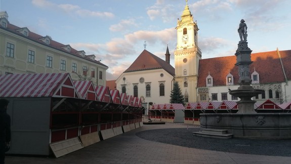 V nových pandemických opatreniach budú vysoké pokuty či zákaz predaja jedál a nápojov na vianočných trhoch...