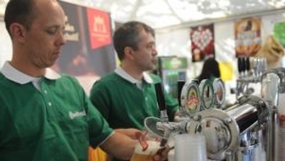 Na pivnom festivale padol rekord, pripili si 61 druhmi pív