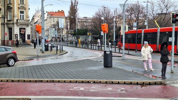 Útok na  cestujúcu v električke: Polícia pátra po totožnosti muža v žltom oblečení