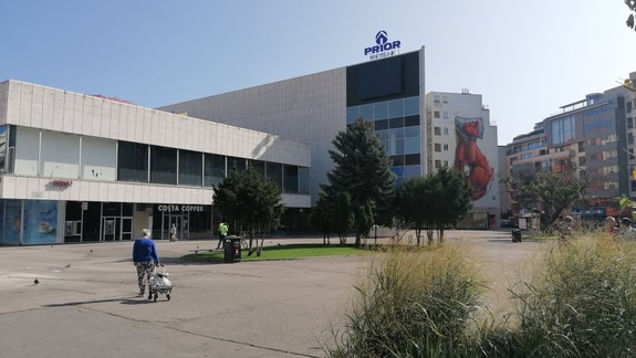 Návrat k starému názvu: Na obchodnom dome na  Kamennom námestí už svieti nápis Prior