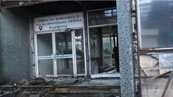 VIDEO: V areáli nemocnice na Kramároch sa nachádza aj objekt plný plesní, smradu a hnusu