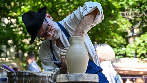 Tip na víkend: Centrum mesta zaplnia stánky tradičných remesiel, konajú sa Dni majstrov ÚĽUV