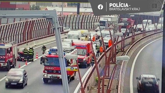 Nehoda: Auto skončilo na streche, jazdný pruh na diaľnici D1 pri letisku zostal neprejazdný