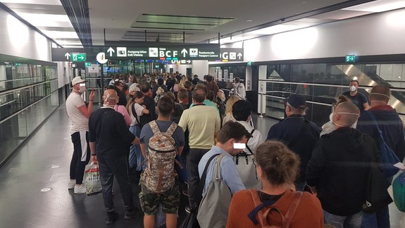 Šokujúce FOTO: Na viedenskom letisku i dnes na rúška kašlú pasažieri aj personál