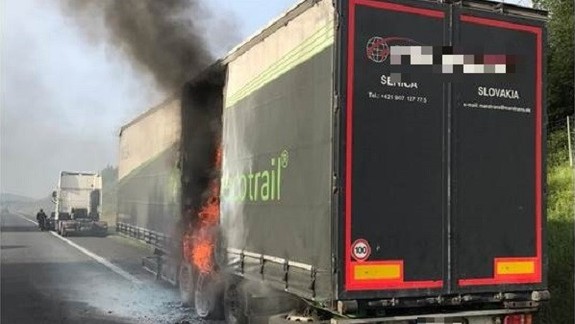 Na diaľnici v smere na Bratislavu začal horieť kamión