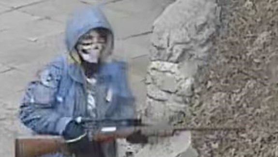 VIDEO: Po Devíne sa pohybuje zamaskovaný človek so zbraňou. Polícia žiada občanov o pomoc