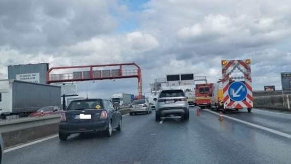 Vodičov  zdrží aj reťazová nehoda, zrazilo sa päť áut