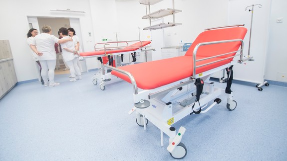 Malých pacientov s vrodeným slabinovým pruhom operujú v NÚDCH novou metódou