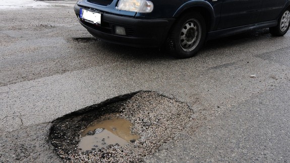 Štvú vás výtlky v Starom Meste? Môžete ich nahlásiť a opravia ich