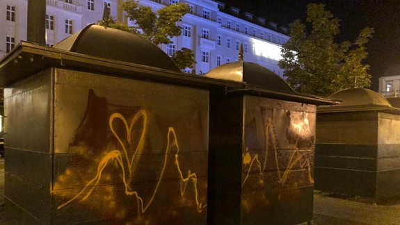 FOTO: Opitý Nemec posprejoval stánky na Hviezdoslavovom námestí - policajti ho vypátrali aj obvinili...