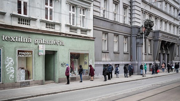 FOTO: Dnes sa otvorili aj textilné galantérie a záujem ľudí o tovar bol obrovský