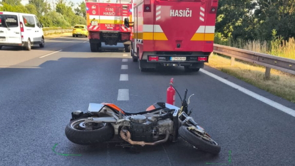 AKTUÁLNE Na diaľnici došlo k dopravnej nehode: Zrazili sa auto a motocykel