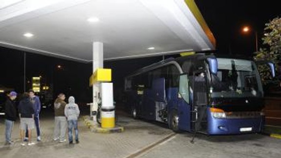Autobus dorastencov HOBA Bratislava prepadli výtržníci