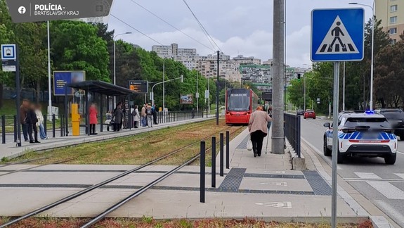 Nehoda v Karlovej Vsi: Električka pri zastávke zrazila 81-ročnú seniorku