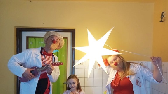 Minulý rok zdravotní klauni zrealizovali 2124 klauniád - mnohé však online či pred nemocnicami...