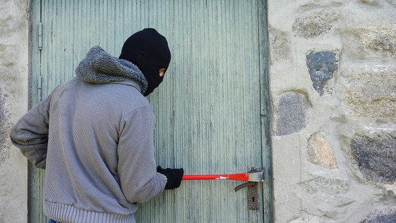 Za jedinú noc sa vlámal do troch objektov. Policajti zadržali zlodeja Petra